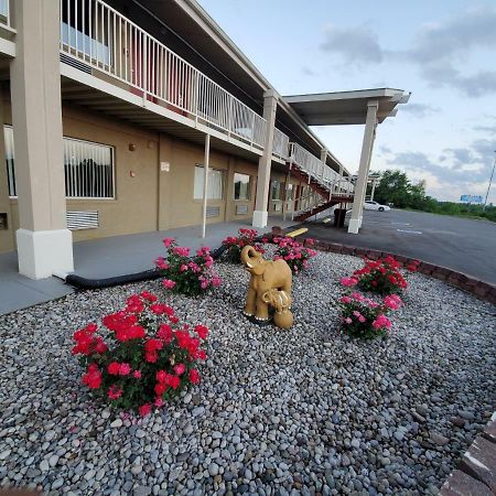 Big Spring Inn Madisonville Exterior foto